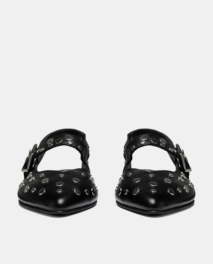Delantera de sandalias con tachuelas en color negro