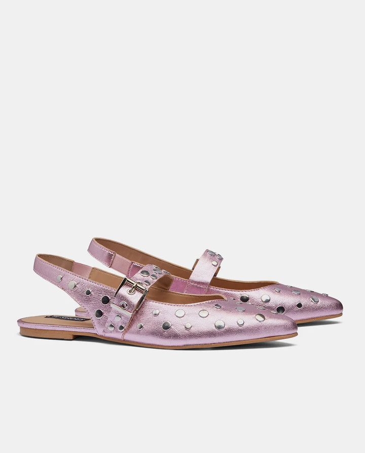 Par de sandalias planas rosas metalizadas con tachuelas