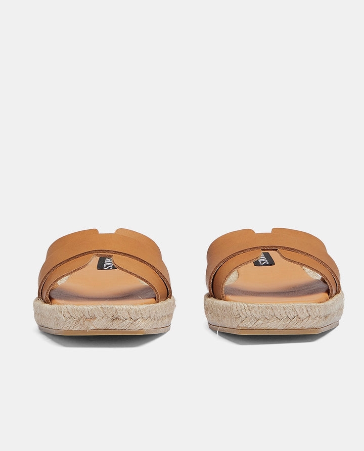 Delantera par de sandalias de pala marrones para mujer hechas en piel