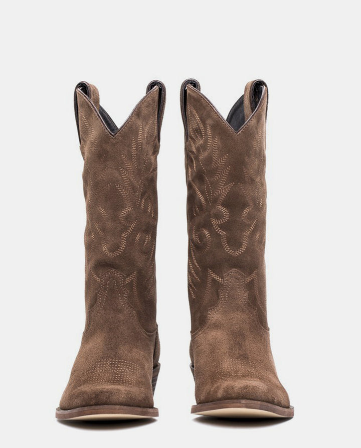 Delantera de botas texanas en ante marrón para mujermedia caña
