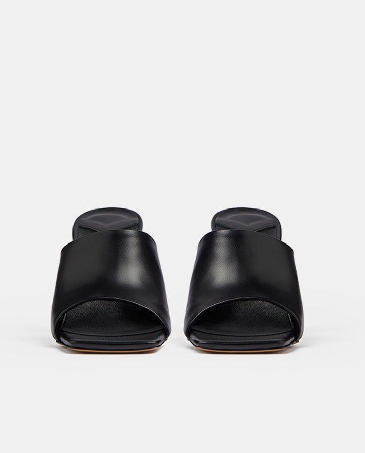sandalias negras elegantes con tacón alto en piel