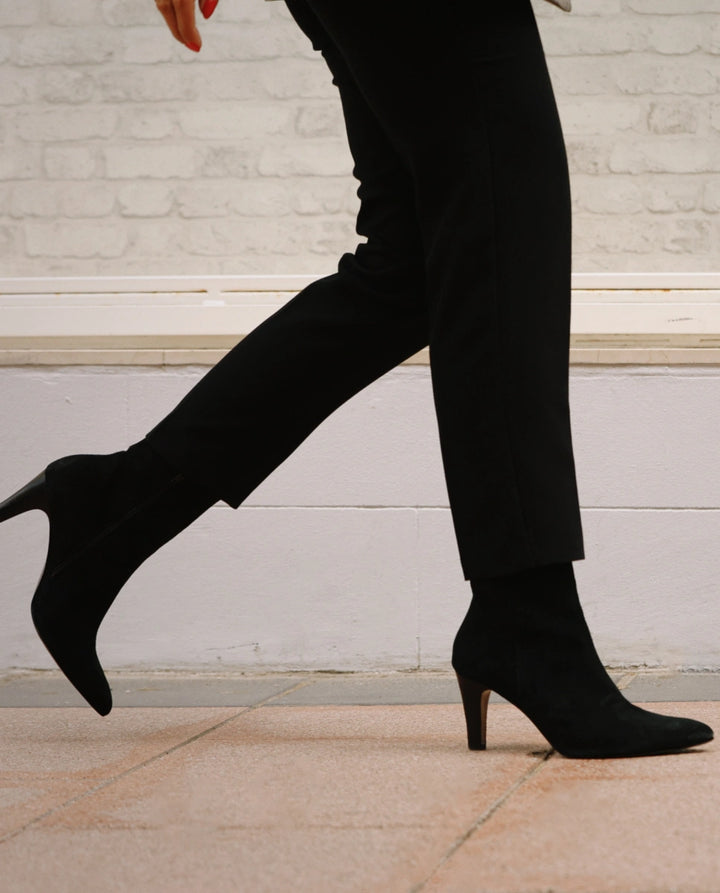 botines negros ante mujer