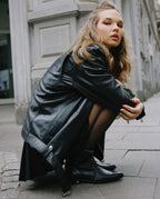 modelo con botines cowboy de mujer en piel negra y tachuelas