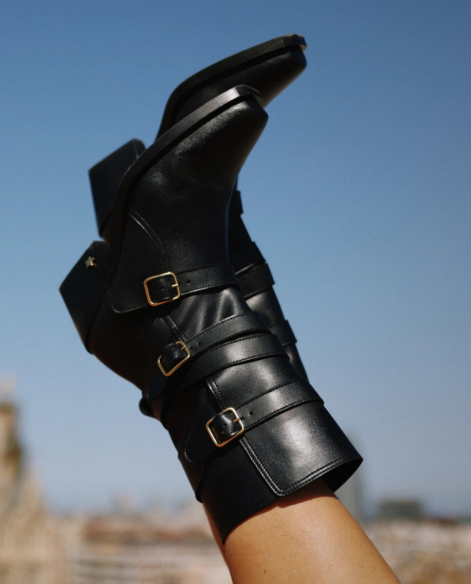 Botas biker con hebillas en piel negra de mujer