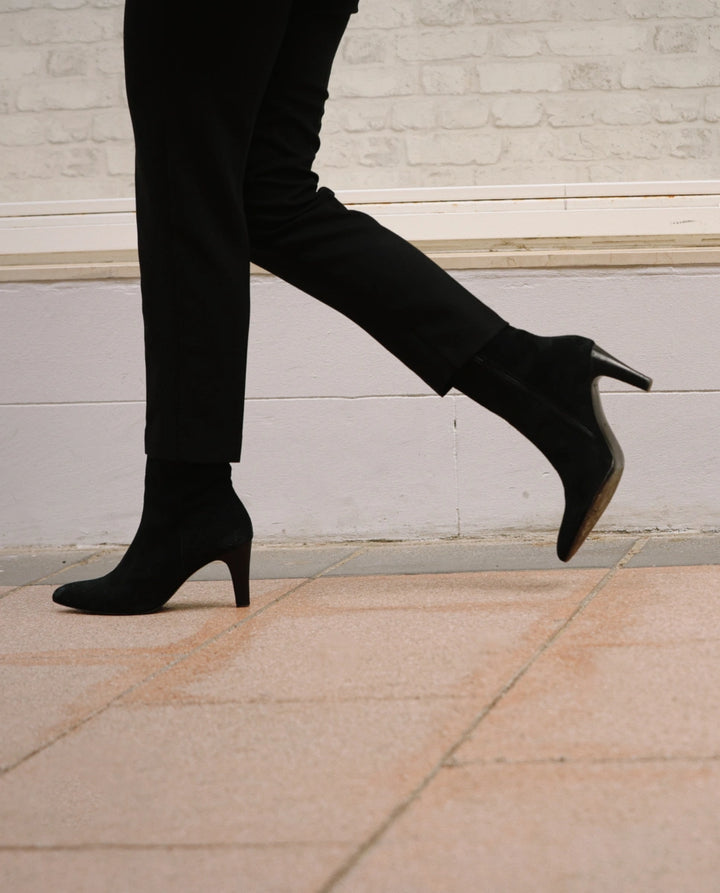 botines negros ante mujer