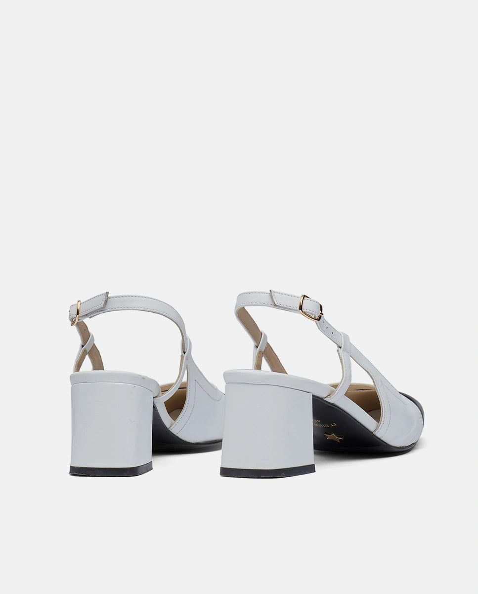 Sandalias blancas en piel con puntera negra