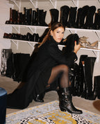 Modelo con Bota biker con hebillas en piel negra
