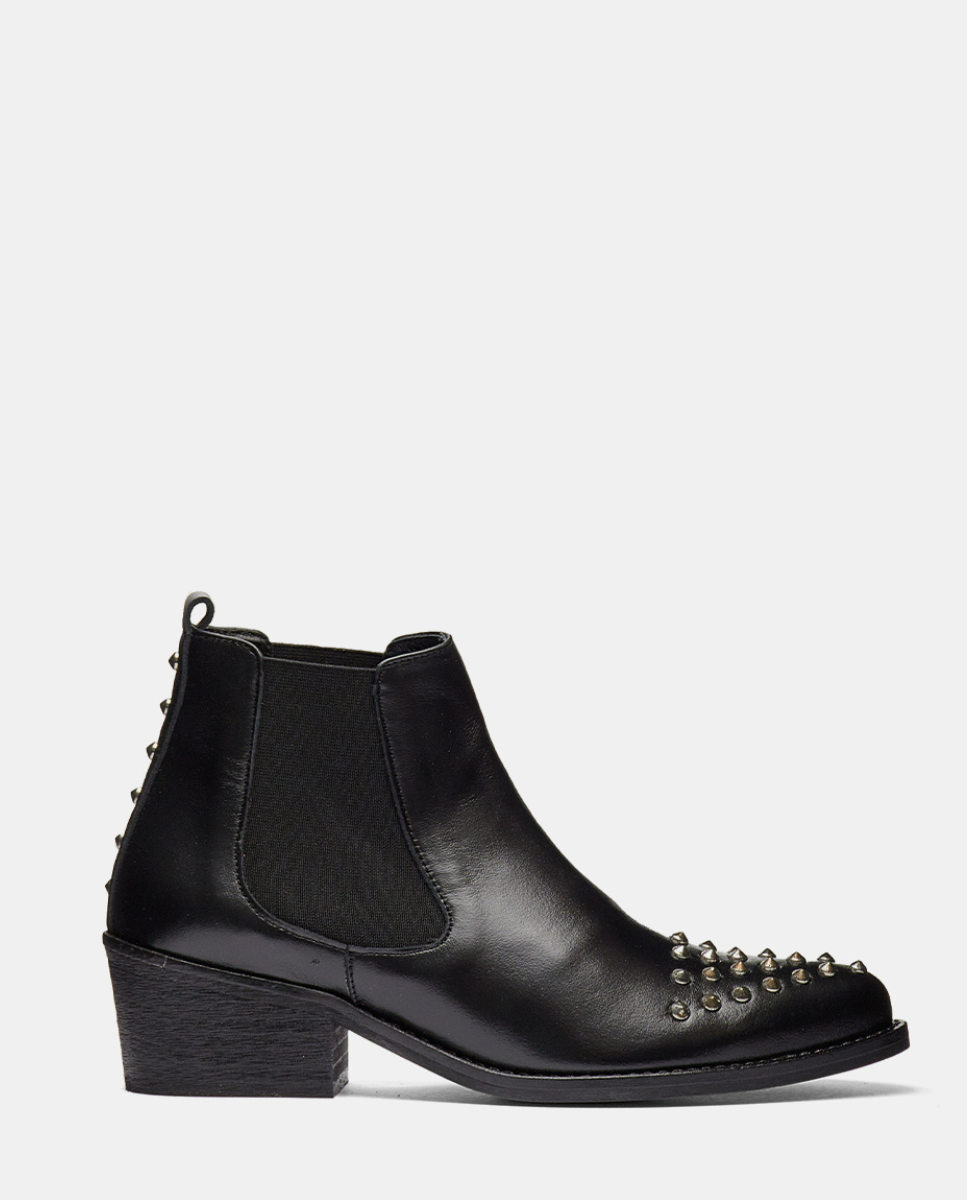 botin piel negra con tachuelas doradas