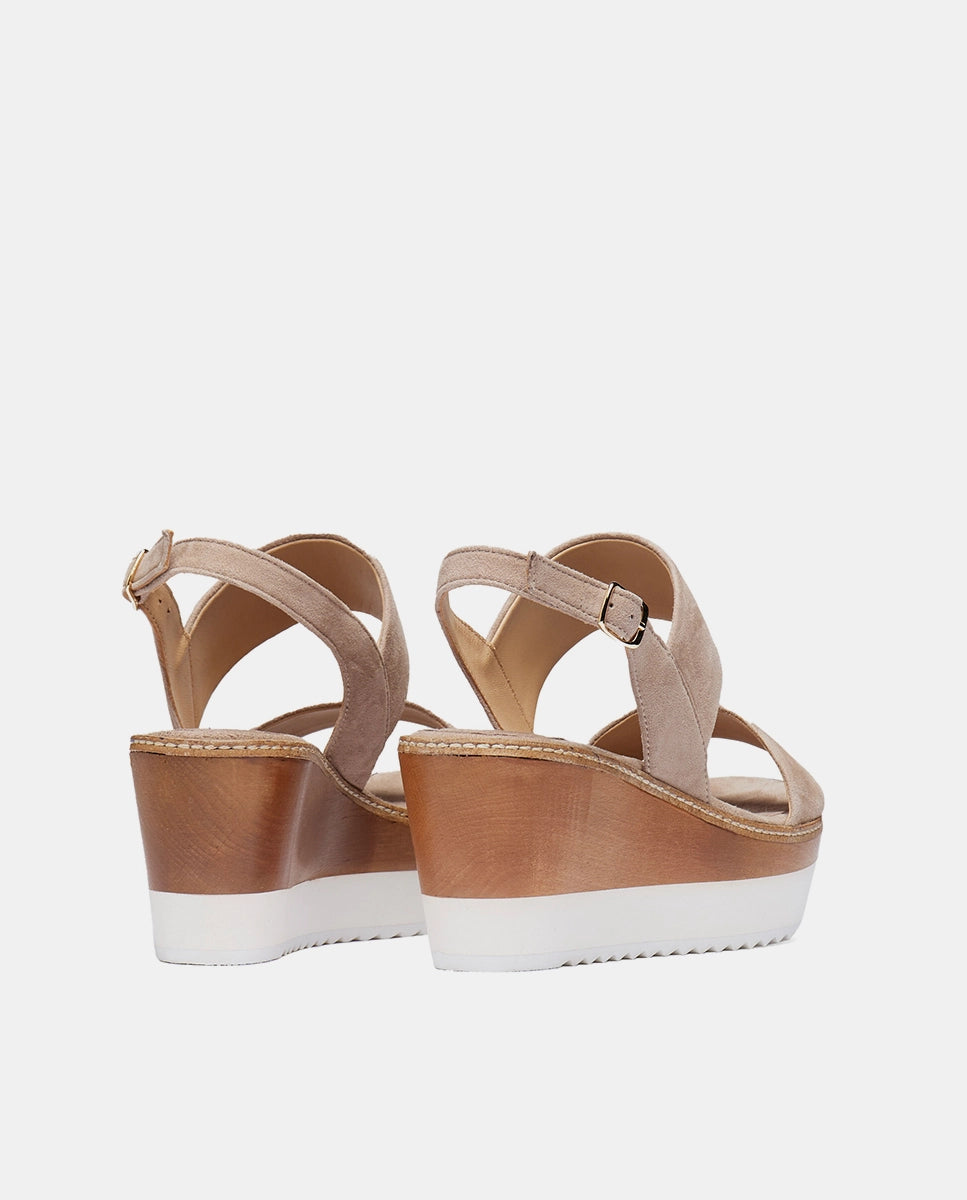 Trasera de par de Sandalias cuña y plataforma en ante taupe