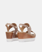 Trasera de par de Sandalias cuña y plataforma en ante taupe