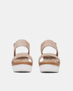 Delantera par de sandalias taupe en ante con cuña y plataforma