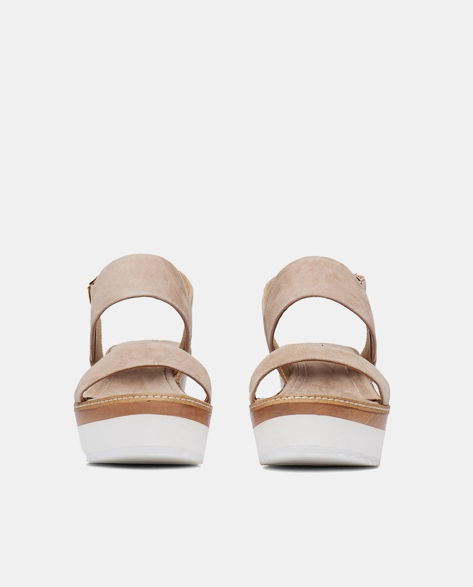 Delantera par de sandalias taupe en ante con cuña y plataforma