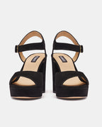 Delantera de sandalias en ante negro con plataforma y tacón