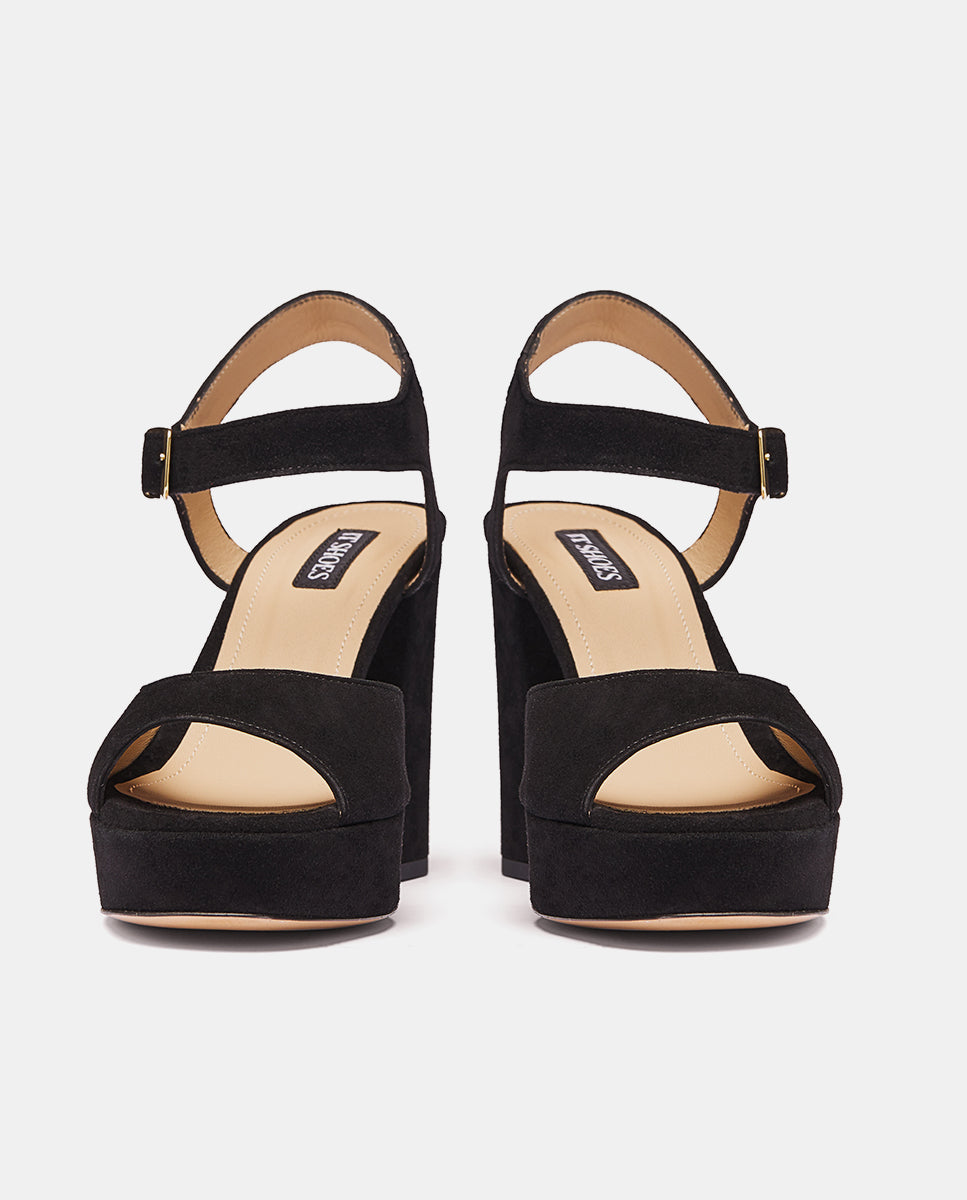 Delantera de sandalias en ante negro con plataforma y tacón