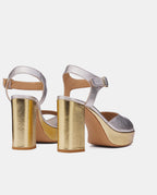 Sandalias con tacón dorado y punta plateada hechas en piel