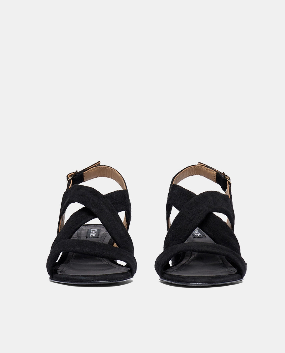 delantera sandalias negras en tacón bajo