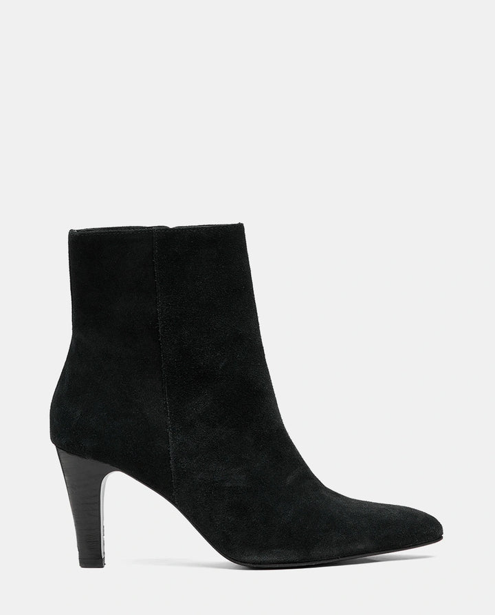 botines negros ante mujer