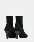 botines negros ante mujer