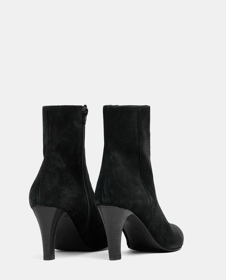 botines negros ante mujer