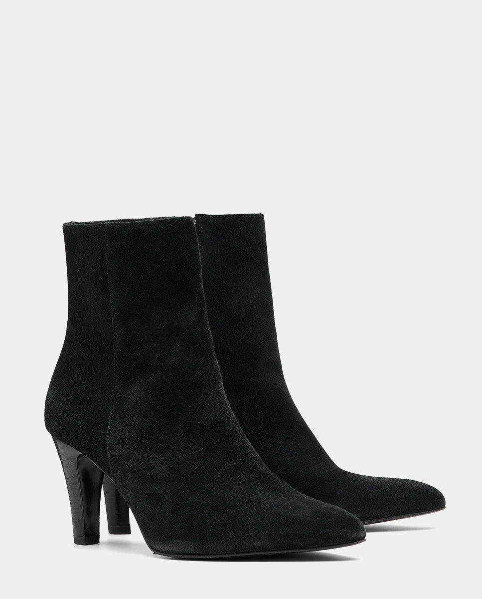 botines negros ante mujer