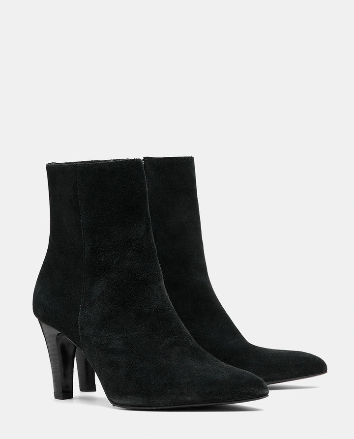 botines negros ante mujer