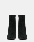 botines negros ante mujer