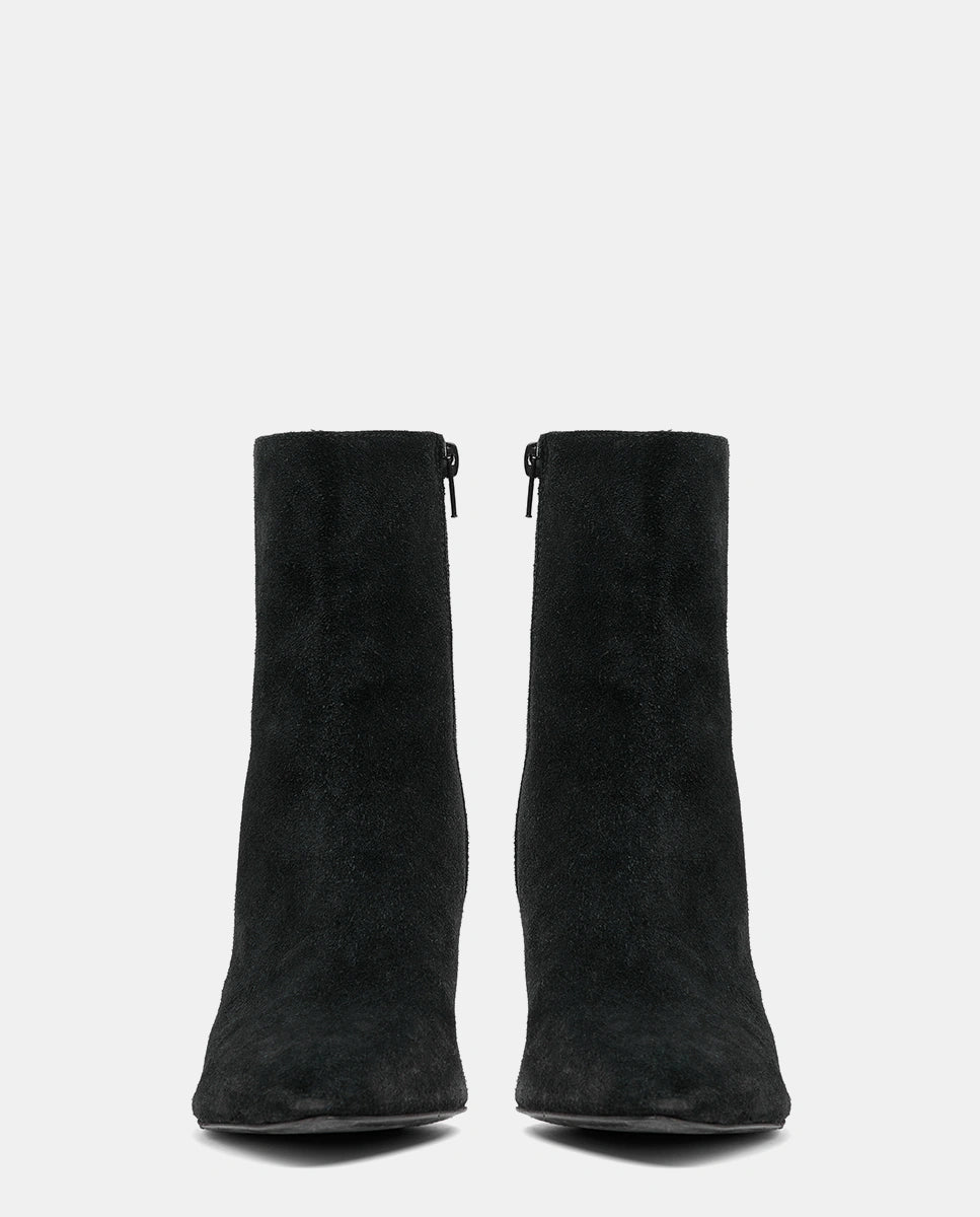 botines negros ante mujer