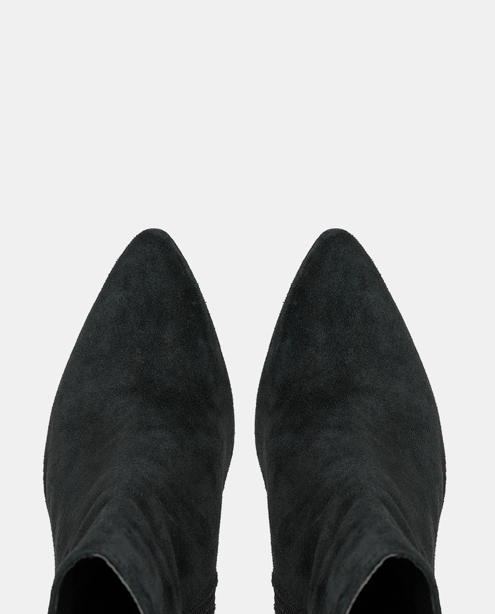 botines negros ante mujer