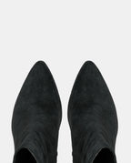 botines negros ante mujer