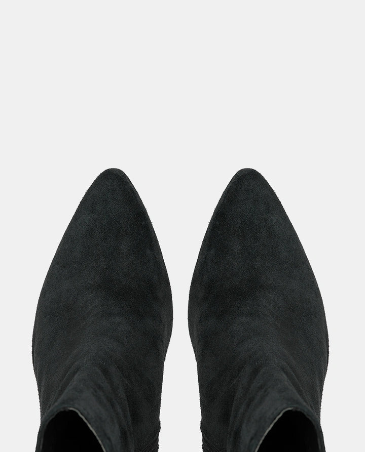 botines negros ante mujer