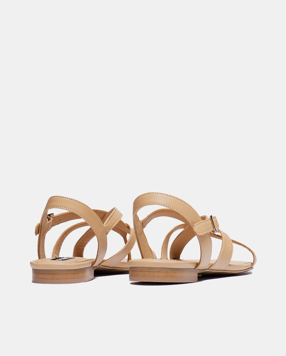 par de sandalias nude de tiras y tacón plano