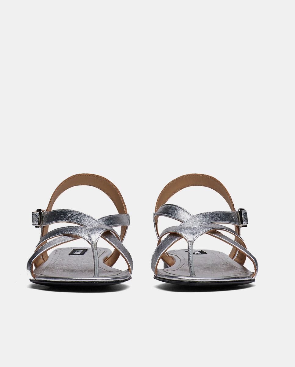delantera de sandalias plateadas planas con tiras para mujer