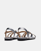 trasera de sandalias plata planas con tiras