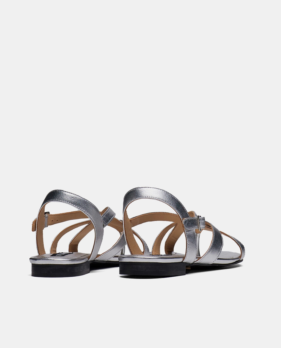 trasera de sandalias plata planas con tiras