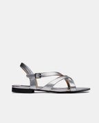 sandalia plateada plana con tiras para mujer