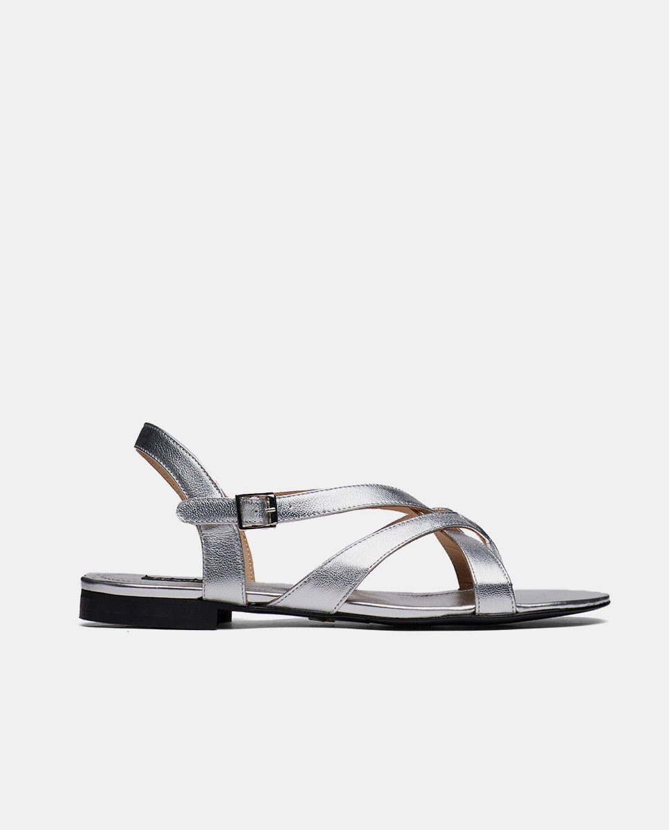 sandalia plateada plana con tiras para mujer
