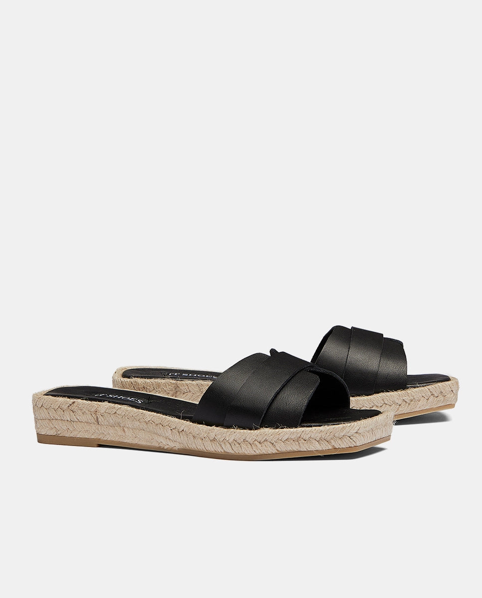 Par de sandalias en piel negra y esparto para mujer