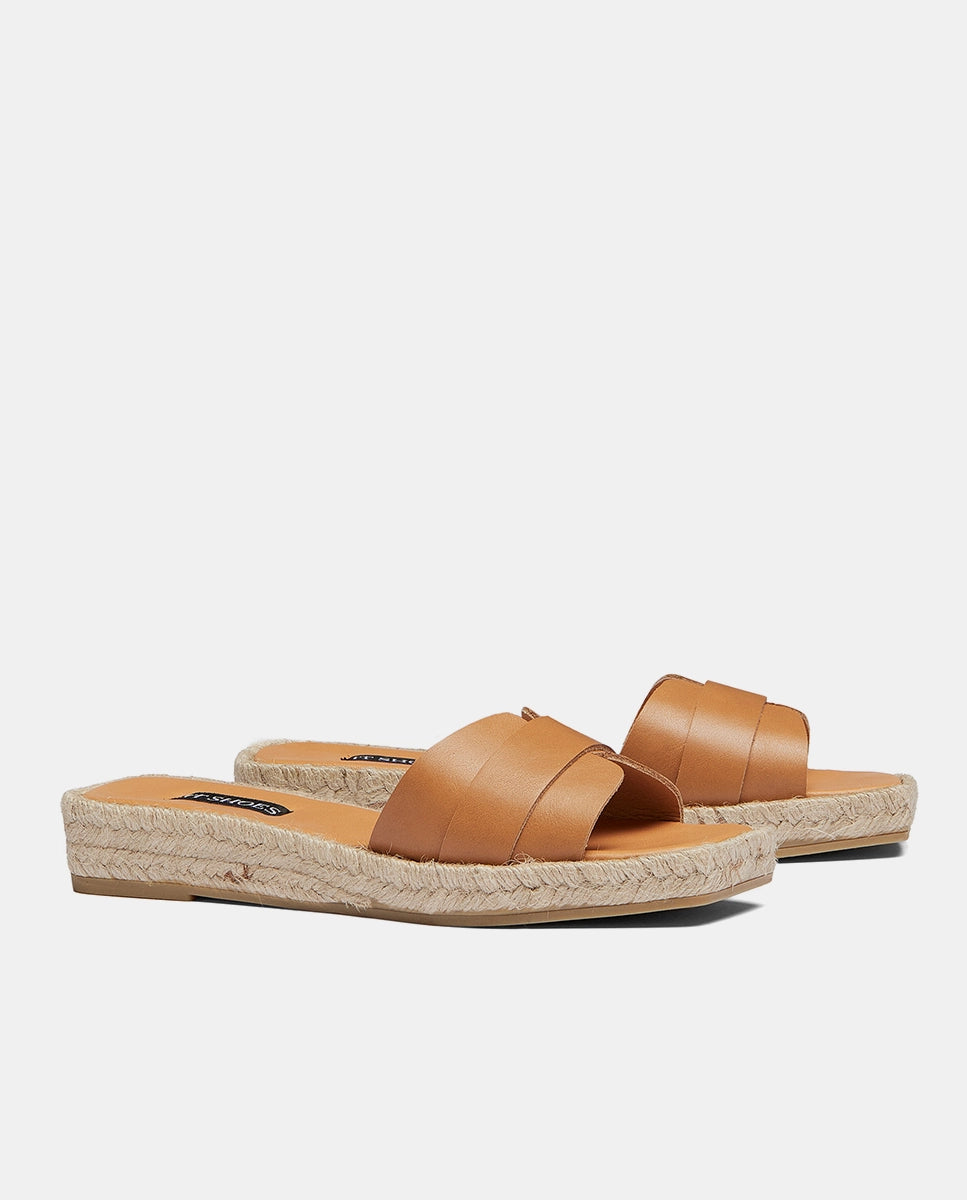 par de sandalias marrones de piel para mujer