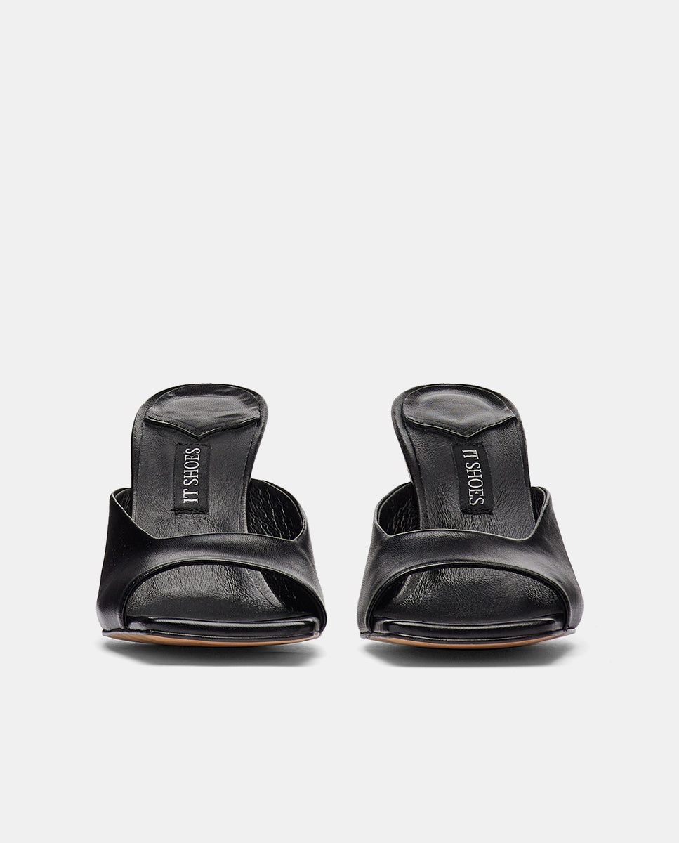 Delantera sandalias negras en piel con tacón