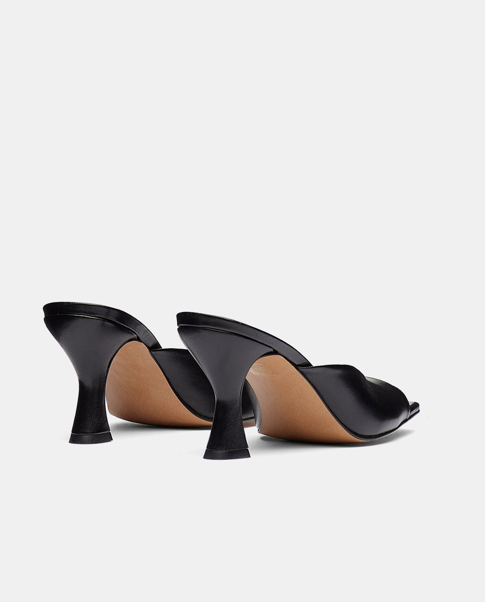 Trasera sandalias negras con tacón hechas en piel
