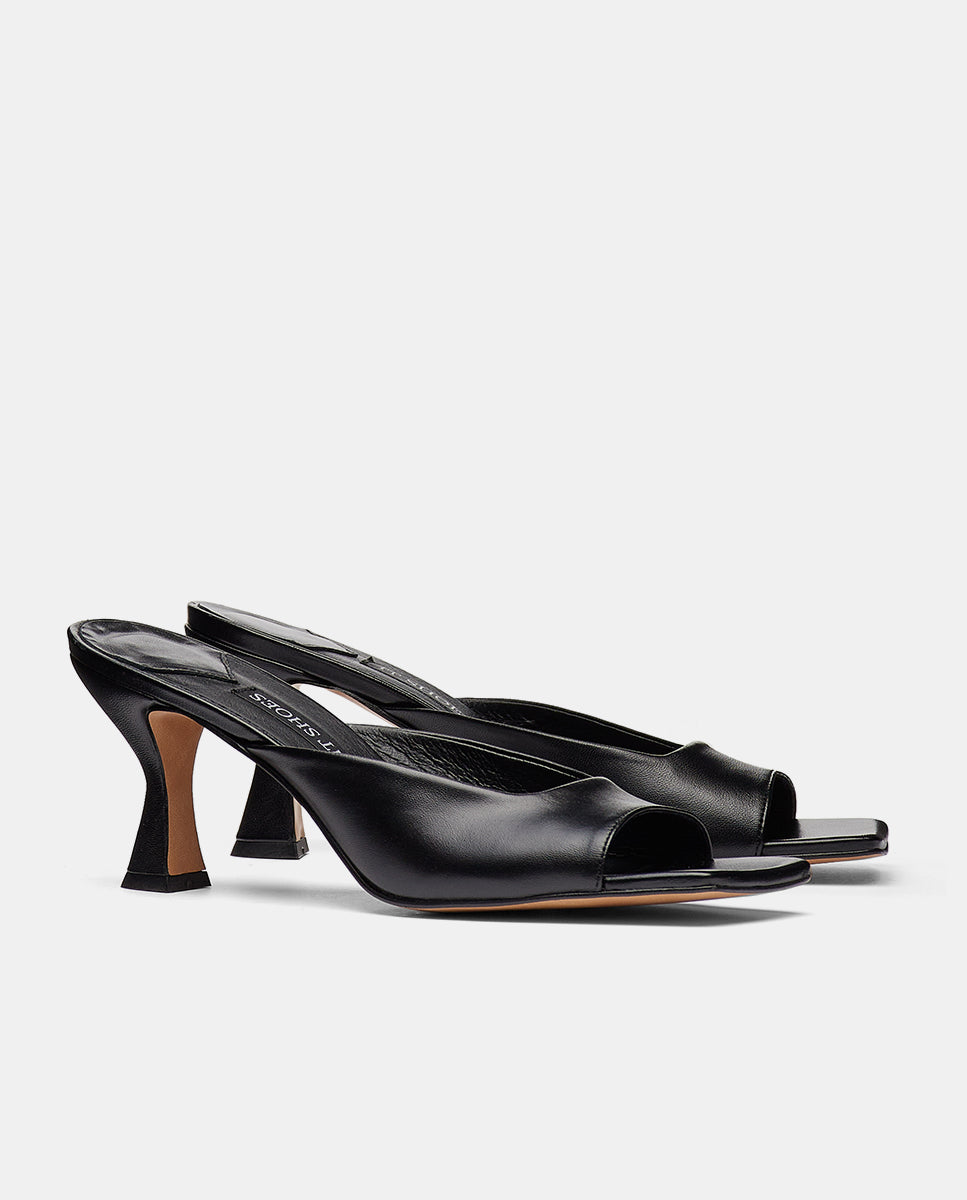 Par de sandalias con tacón en piel negra para mujer