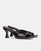 Par de sandalias con tacón en piel negra para mujer