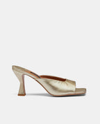 Sandalias champagne con tacón alto y plataforma
