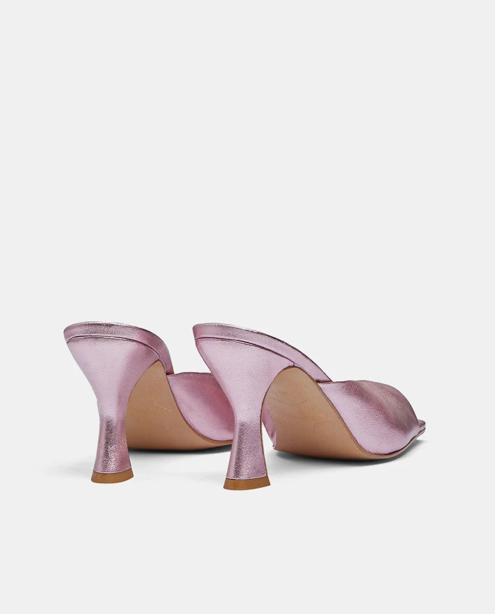 Trasera sandalias rosas con acabado metalizado