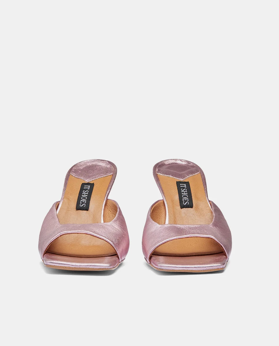 Delantera sandalias metalizadas en color rosa con tacón