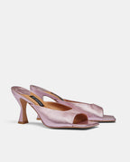 Lateral de sandalias metalizadas en rosa