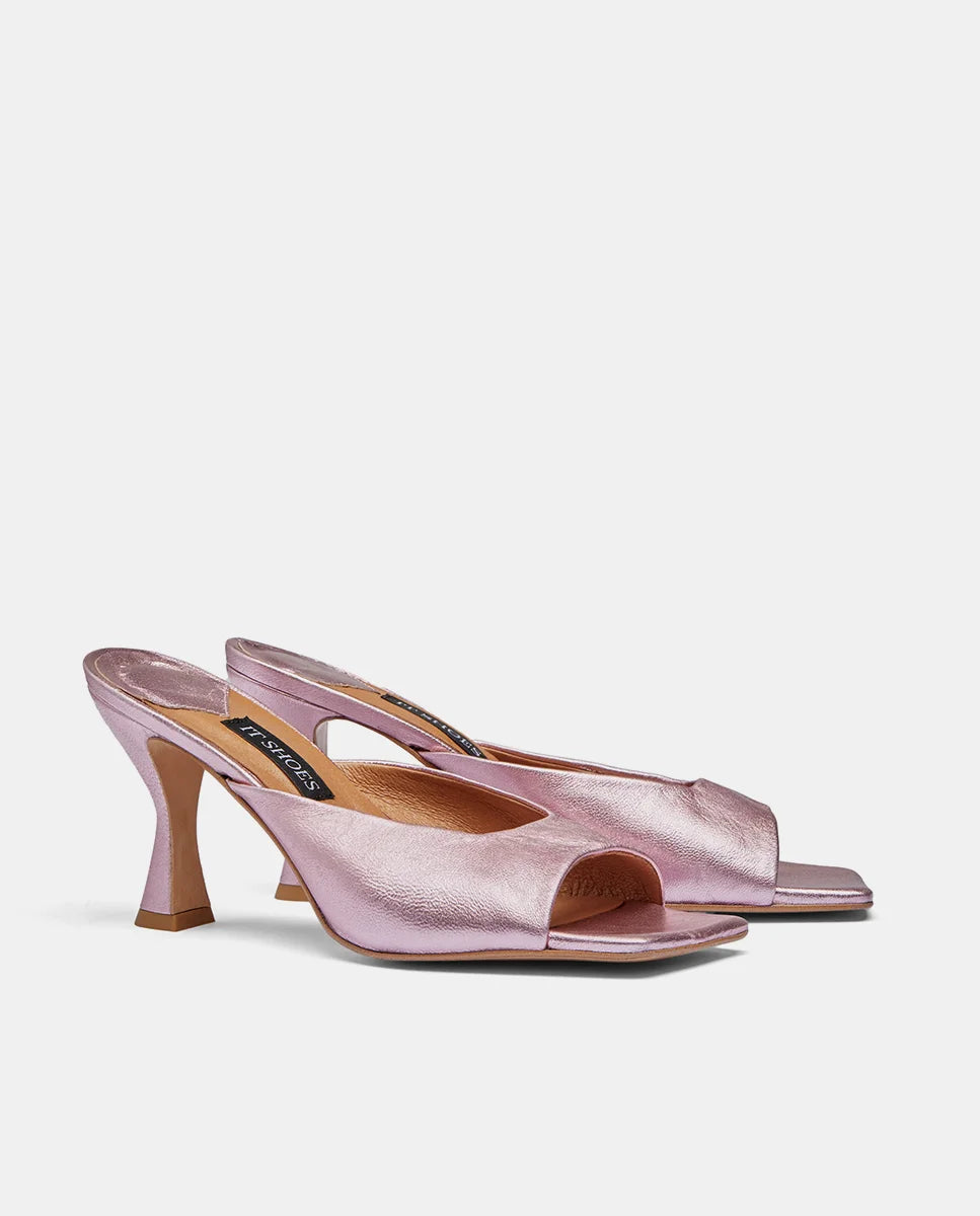 Lateral de sandalias metalizadas en rosa