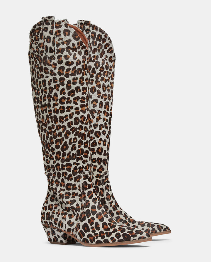 It-Kelly-Leo-bota-blanca-tacon-leopardo