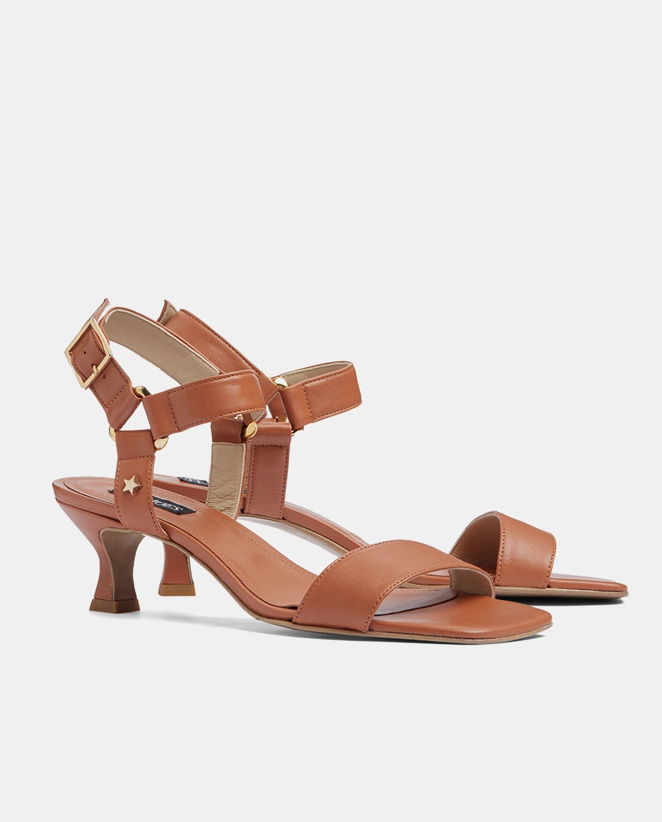 sandalia de tacón marrón para mujer