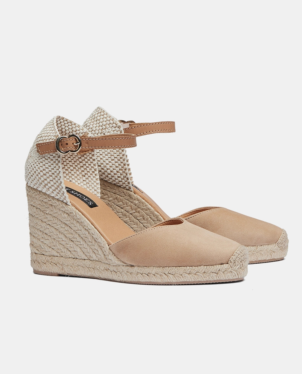 sandalias con cuña color taupe en esparto